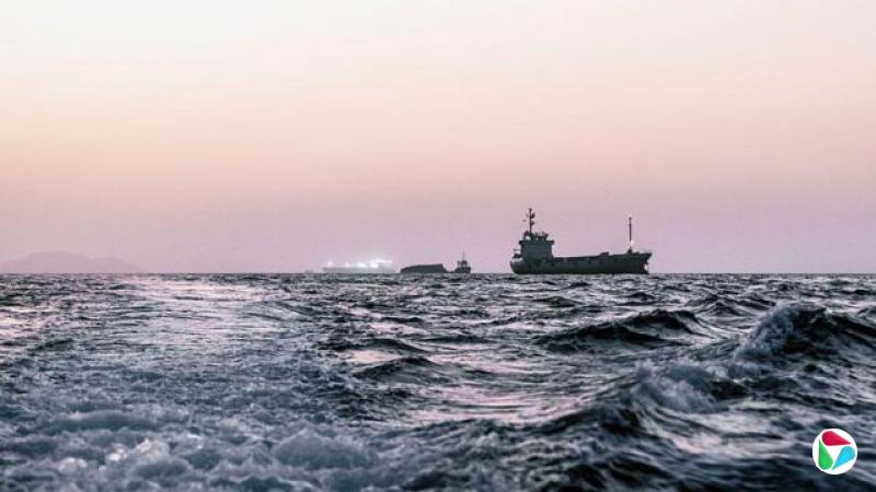 油轮和货船于2026年6月21日停泊在阿曼马斯喀特的卡布斯苏丹港(Port Sultan Qaboos)外海。