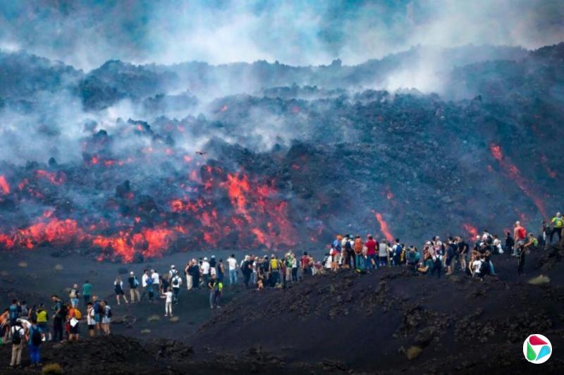 意大利埃特纳火山喷发 游客蜂拥而至