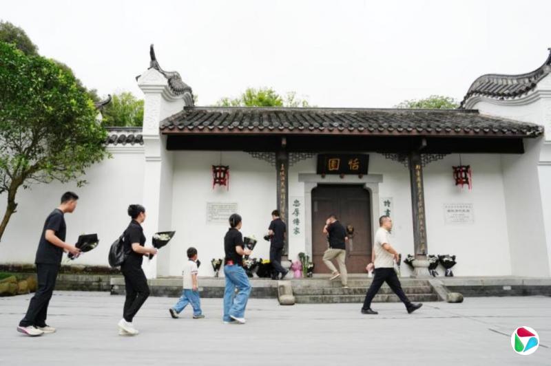香港特首悼念朱镕基 中国民众赴湖南祖居献花致哀