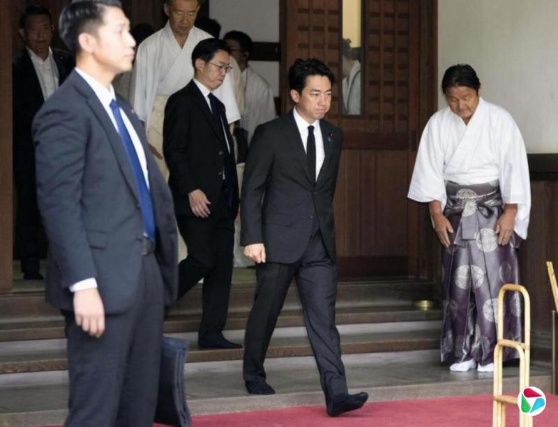 日本国防部长小泉到靖国神社参拜
