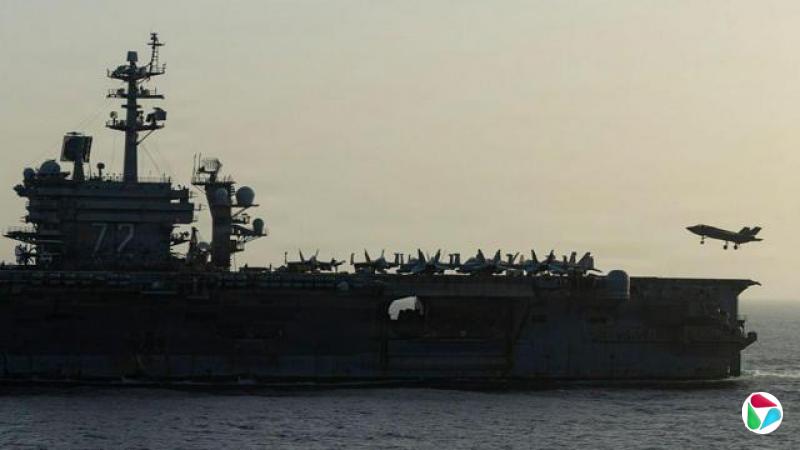 美国海军亚伯拉罕·林肯号航空母舰(USS Abraham Lincoln)于2026年4月16日在阿拉伯海执行与霍尔木兹海峡相关的美国封锁行动。照片拍摄航空母舰侧面景观,一架小型喷射战斗机正要降落于甲板上。