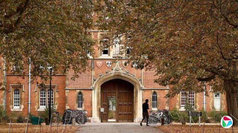 剑桥大学耶稣学院(Jesus College)的大门,四周绿树环绕。