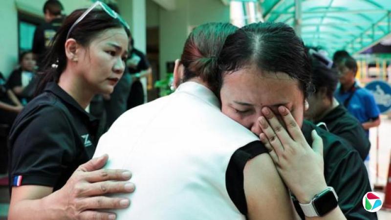2026年8月7日,一名教师在暖武里府挽魁县的帖诗琳暖武里学校拥抱另一名女子时哭泣,左侧另一人则将手放在其中一人的背上安慰她们。