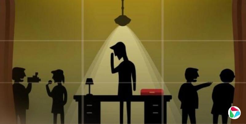 这是游戏《唐宁街10号:充分信任》的截图。画面中出现了五个人影,中间一个人影摀着头,头顶上方有一盏灯,桌子前放着一个红色盒子。另外两个人影分别位于中间人影的两侧,一个拿着麦克风,另一个正在拍摄他们。