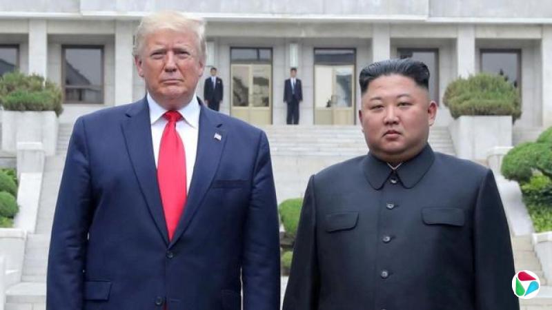 2019年6月30日,朝鲜领导人金正恩(右)与美国总统特朗普(左)身处分隔南北韩的非军事区(DMZ)内。