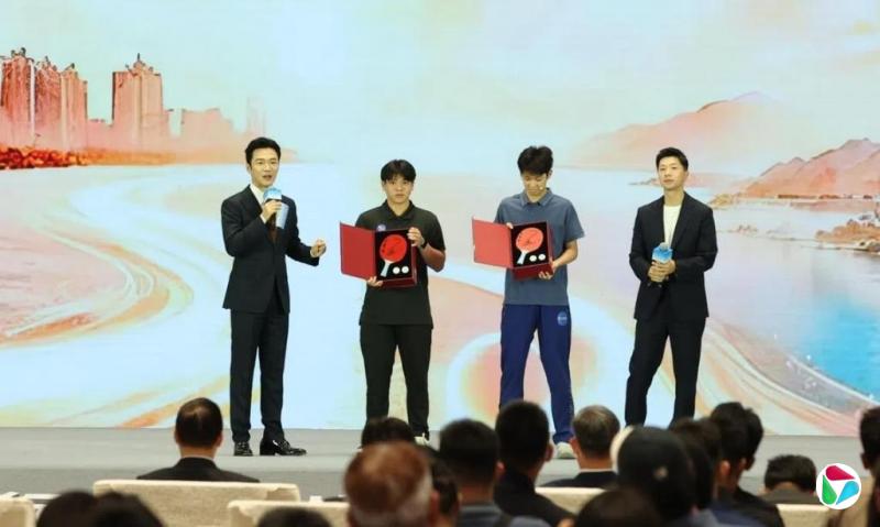 两岸青年交流活动上海举行 马龙现身赠球拍