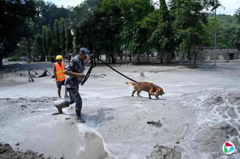 没有暴雨 尼泊尔致命山洪从何而来?