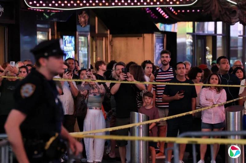 女子在纽约时报广场持刀刺伤两人 被警方电击枪制伏
