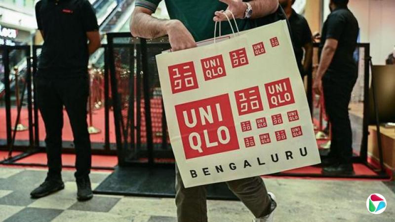 2025年8月29日,一名男子在班加罗尔Orion Mall新开幕的日本零售店UNIQLO购物后离开。