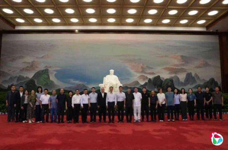 毛泽东逝世50周年 纪念堂巨幅壁画《祖国大地》更新