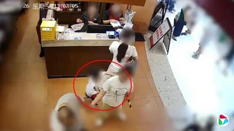 �������ڣ�Ů��ָ��4����ͯ��ɧ�Ű����ƻ�����ʷ��