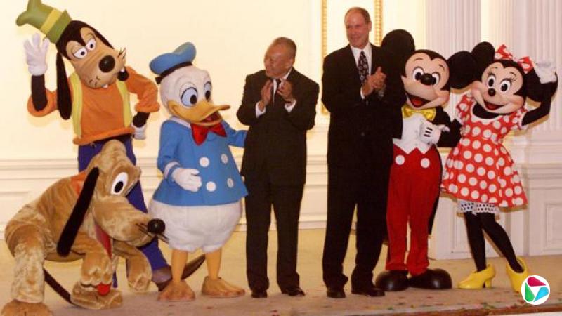 �������������뻪�ص�ʿ���ܲ����˶�����˹�ɣ�Michael Eisner�����ң������������й���۵�ʿ����԰���̵��д����ϣ�30/8/2001��