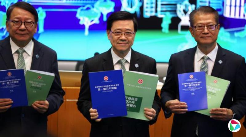 中国香港特首李家超(中)、政务司司长陈国基(左)与财政司司长陈茂波(右)手持香港“一五”(蓝色)与施政报告(绿色)文本让媒体记者拍照(16/9/2026)