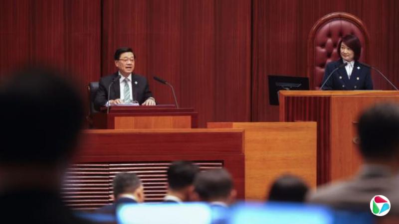 中国香港特区立法会议事厅内,特首李家超(左)在立法会主席李慧琼(右)和一众议员面前宣读香港“一五”文件与施政报告(16/9/2026)