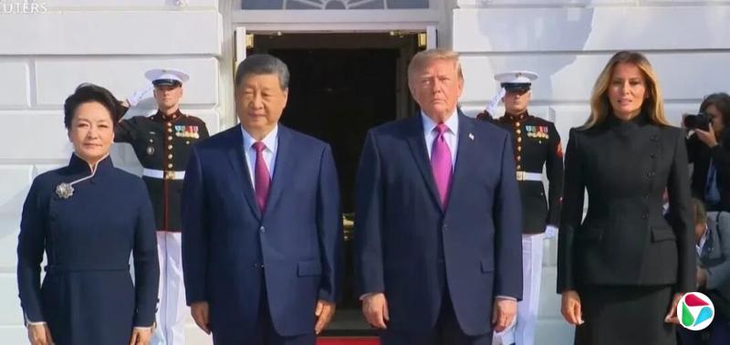 习近平彭丽媛抵达白宫 特朗梅拉尼娅南门廊迎接
