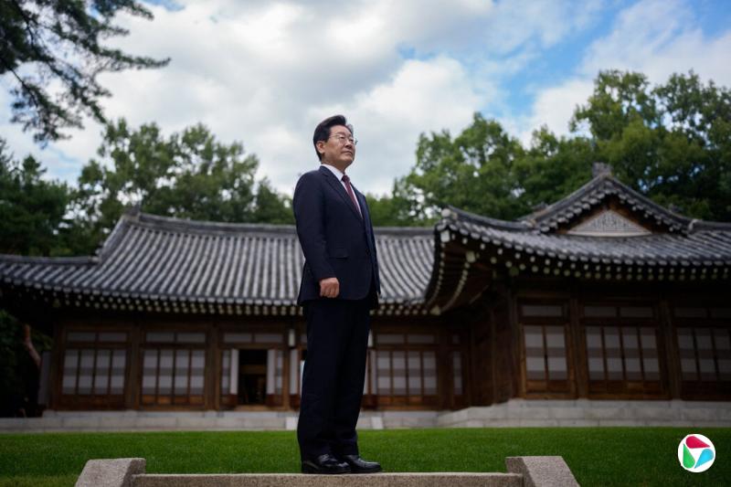 韩国总统李在明在首尔的总统官邸青瓦台与《纽约时报》交谈了约70分钟。