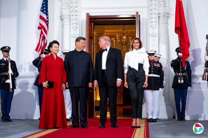周四,在白宫举行的国宴前,特朗普总统、梅拉尼娅·特朗普、主席及夫人彭丽媛合影留念。