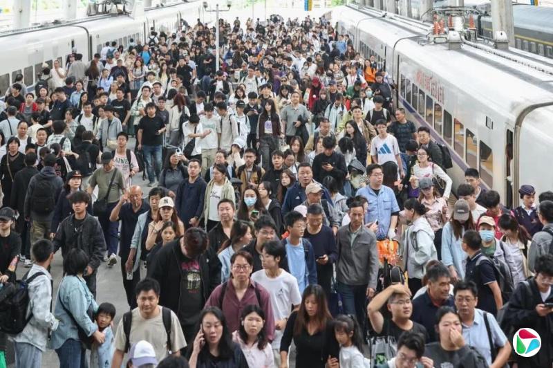 中国国庆假期首日 铁路旅客发送量创单日新高
