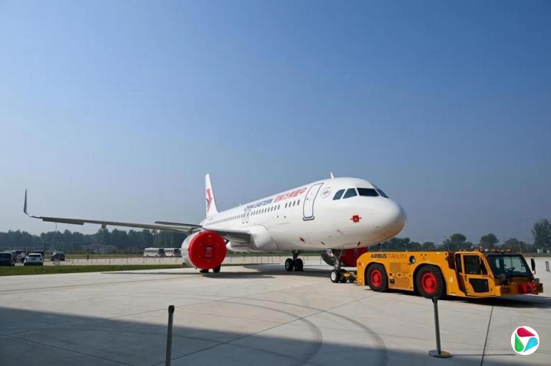 东航就“空姐下跪”事件报案 暂停涉事乘客乘机