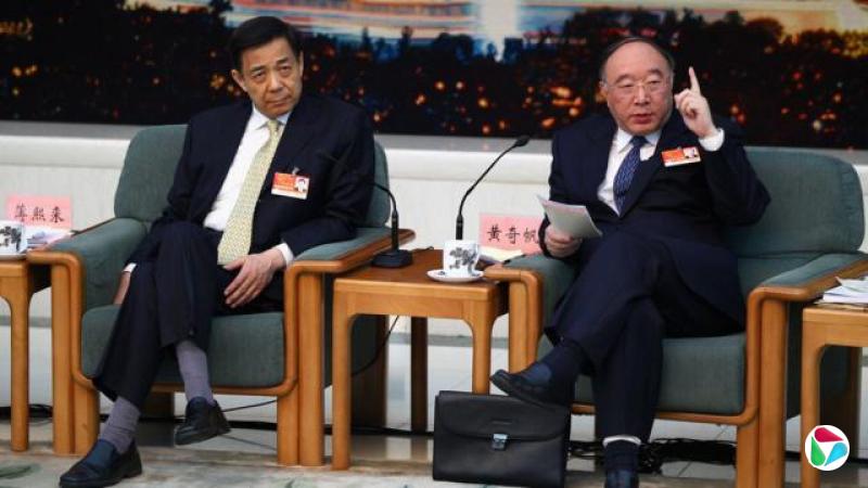 薄熙来(左)与黄奇帆(右)在北京人民大会堂出席中国全国人大会议小组讨论(6/3/2011)
