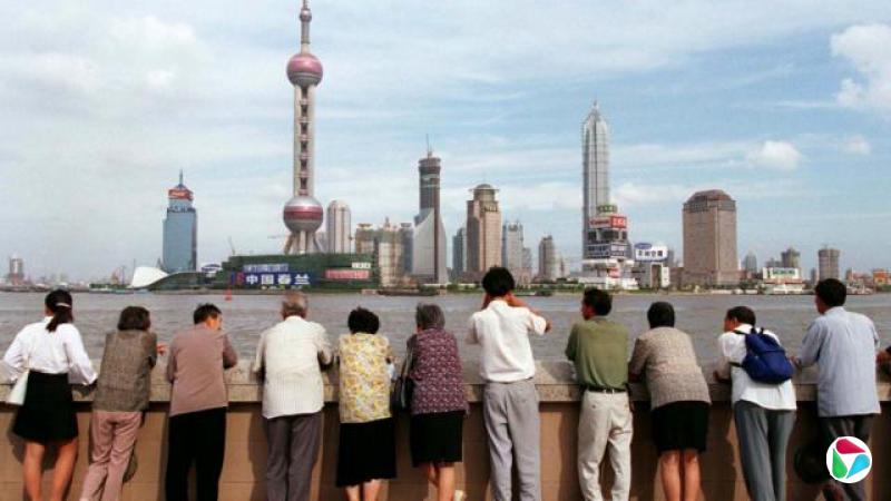 游客在上海外滩眺望浦东陆家嘴金融区(26/9/1998)