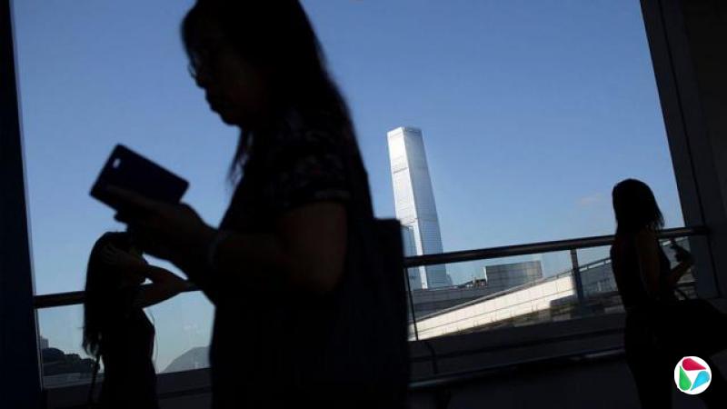 香港中环上班族午休时分走在天桥上。